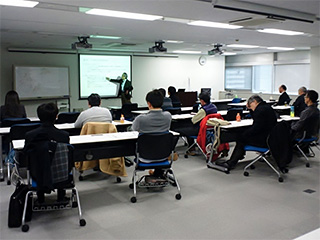 講演する佐藤義男
